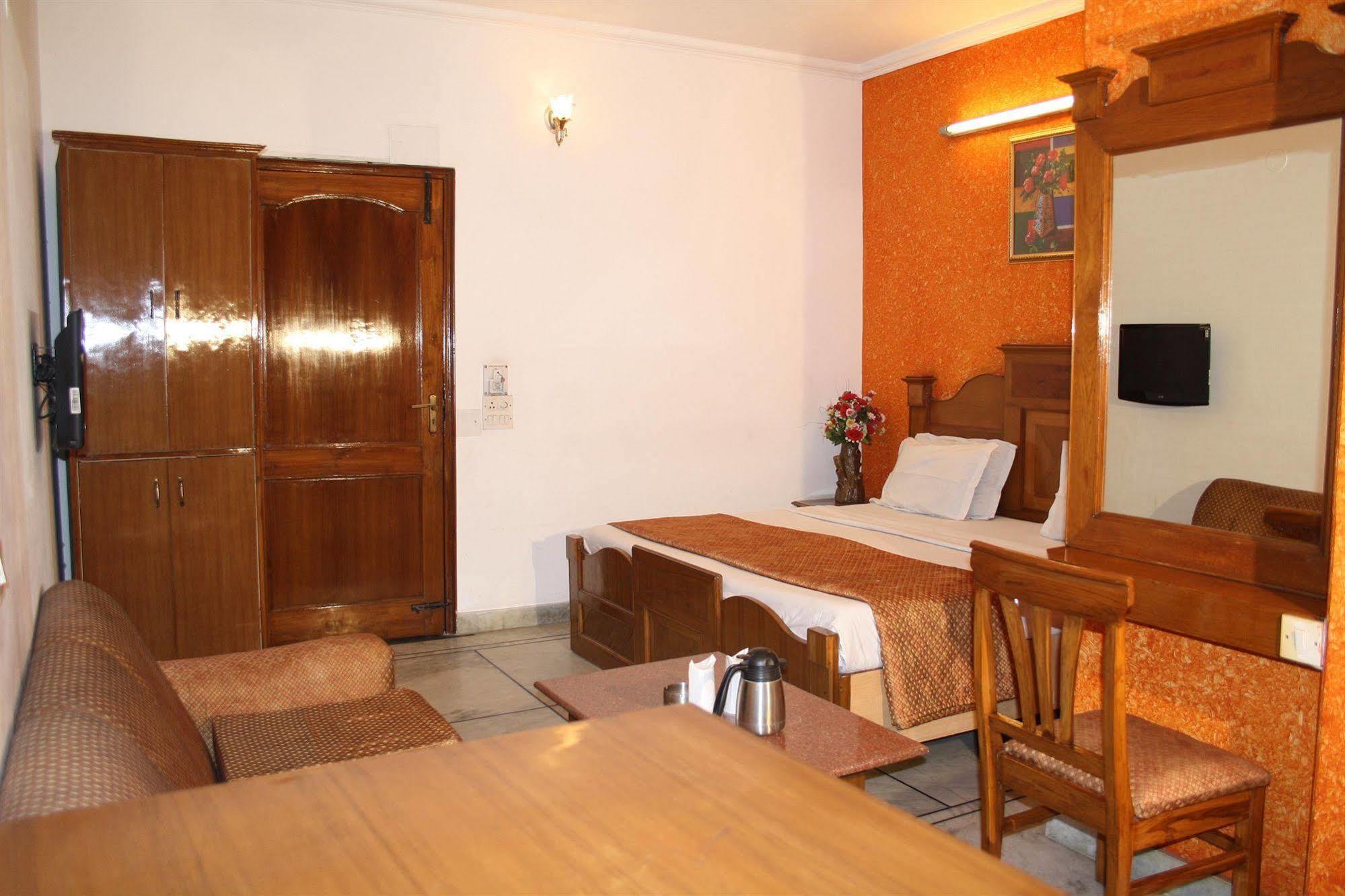 Hotel Rahul Palace Nova Deli Quarto foto