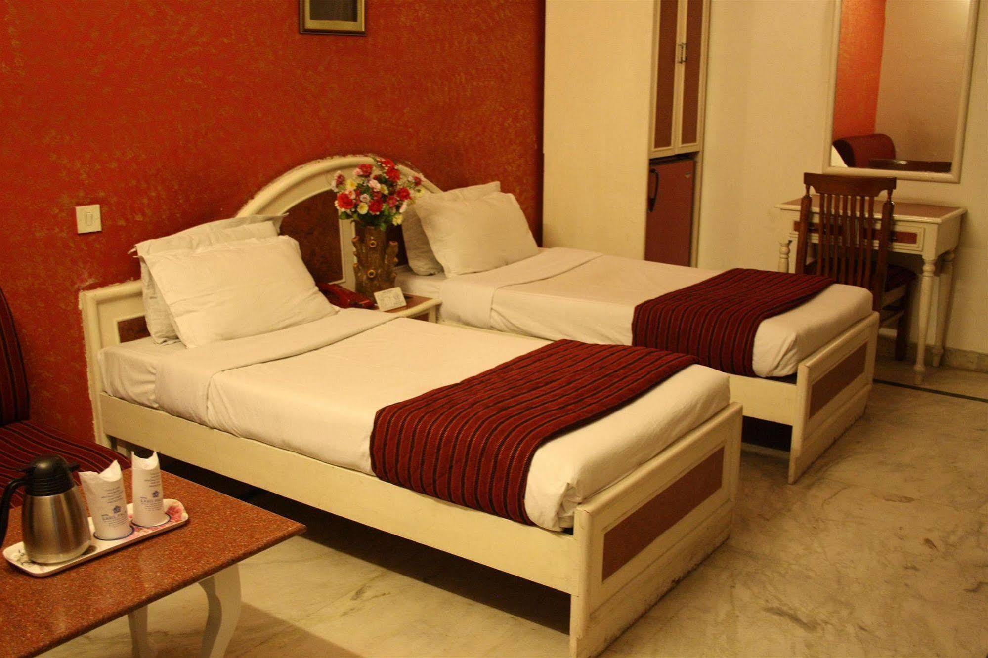 Hotel Rahul Palace Nova Deli Quarto foto